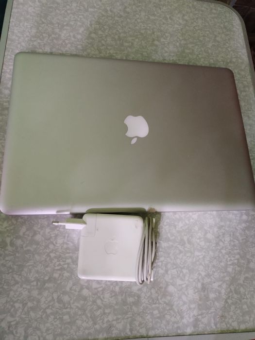 Vând Macbook pro 15