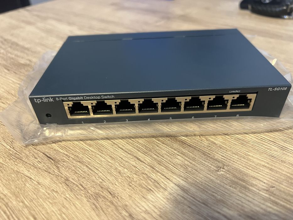 Switch cu 8 porturi TP-Link TL-SG108, 4000 MAC, 16 Gbps