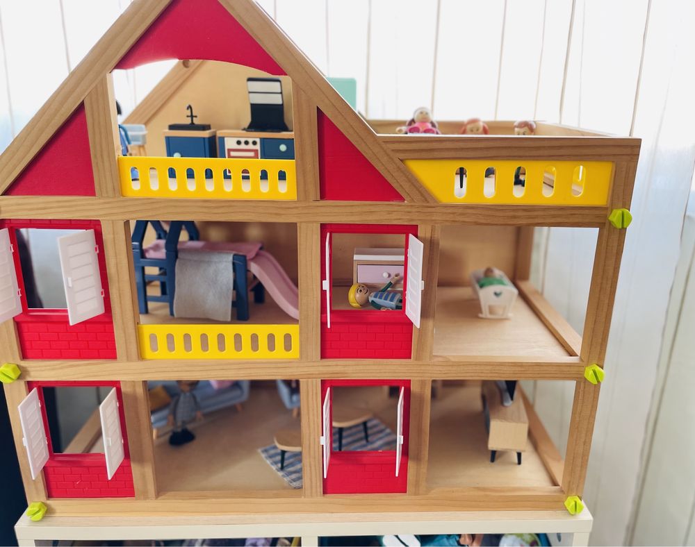Дървена къща за кукли с аксесуари