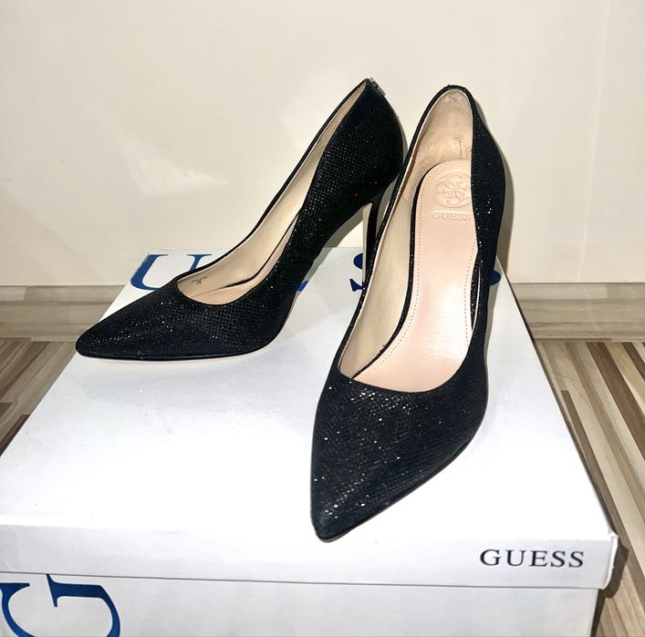 елегантни обувки Guess с ток