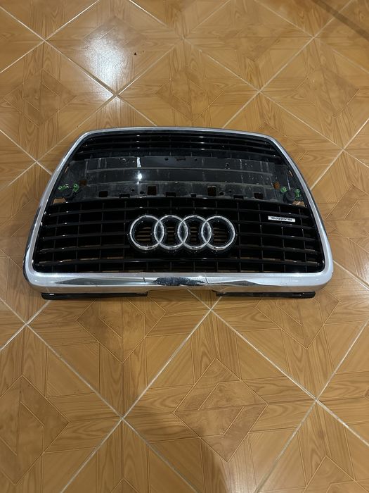 Grila centrala /Bara fata/Audi A8 d3, stare buna !