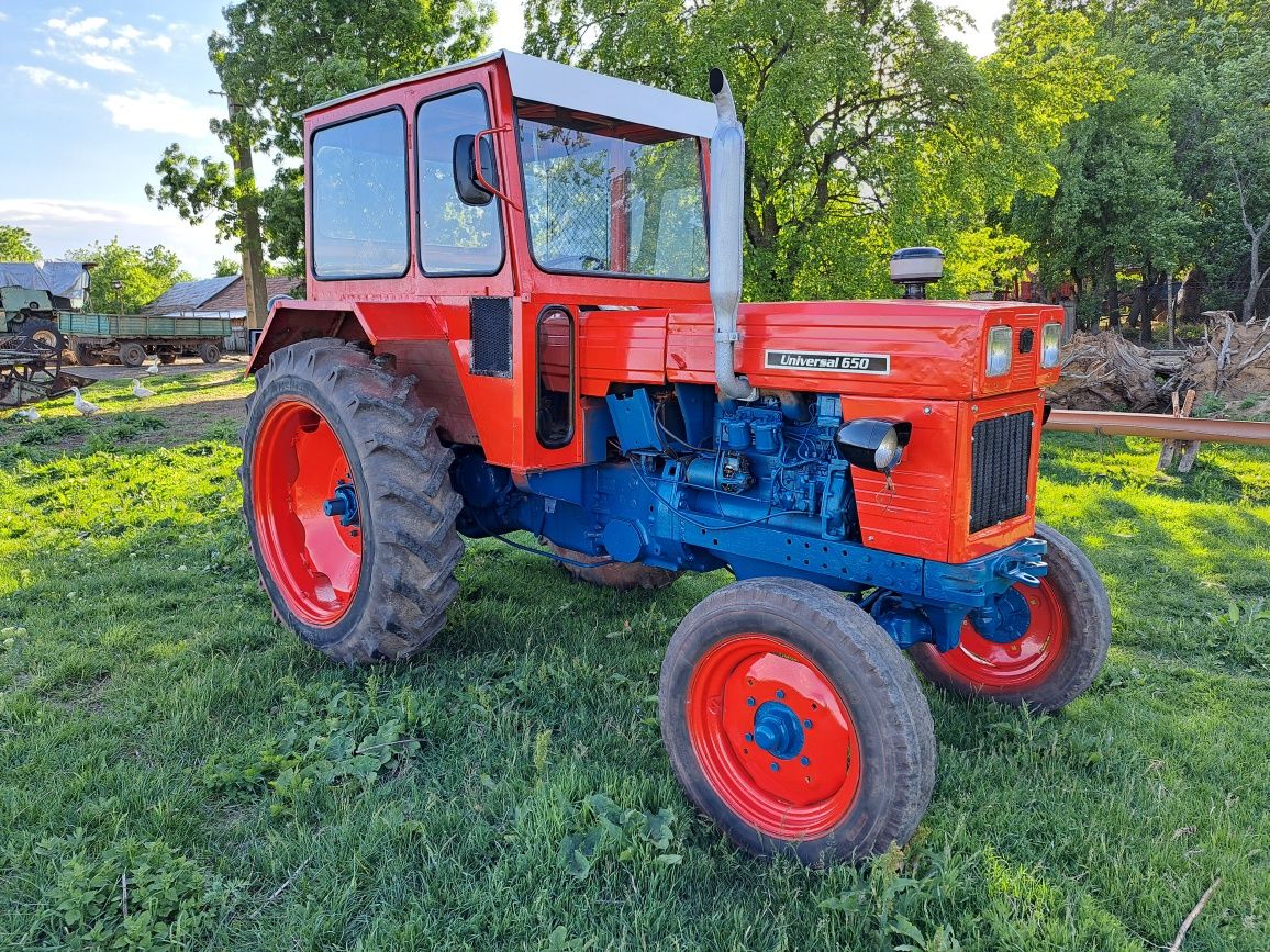 Vând tractor U650 impecabil