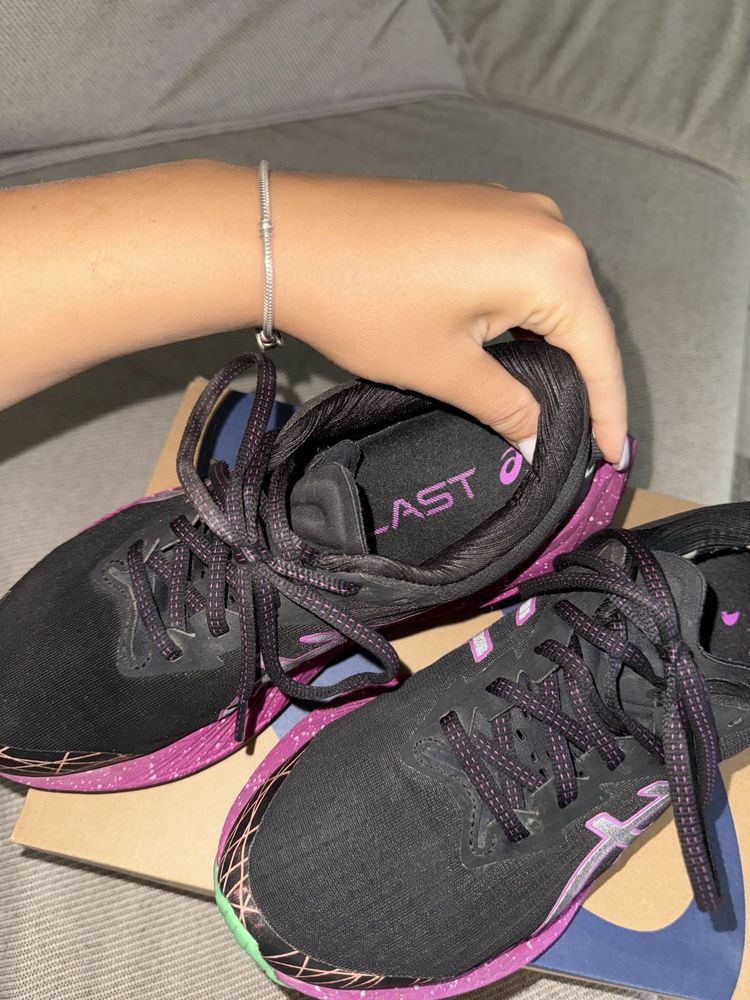 Обувки asics novablast 4
