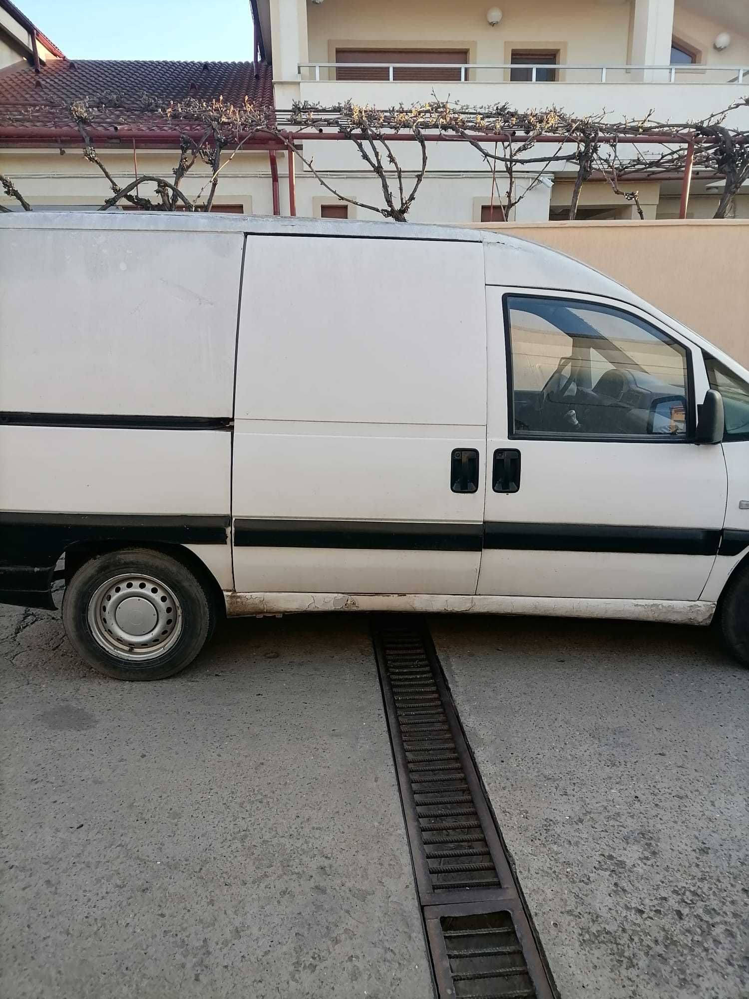 Auto-utilitara Peugeot Expert