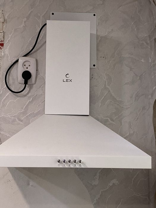 Кухонная вытяжка хорошая мощная  в отличном состоянии