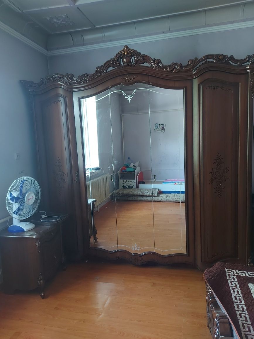 Спальная мебель,кровать, шкаф,тумбочки 2,зеркало