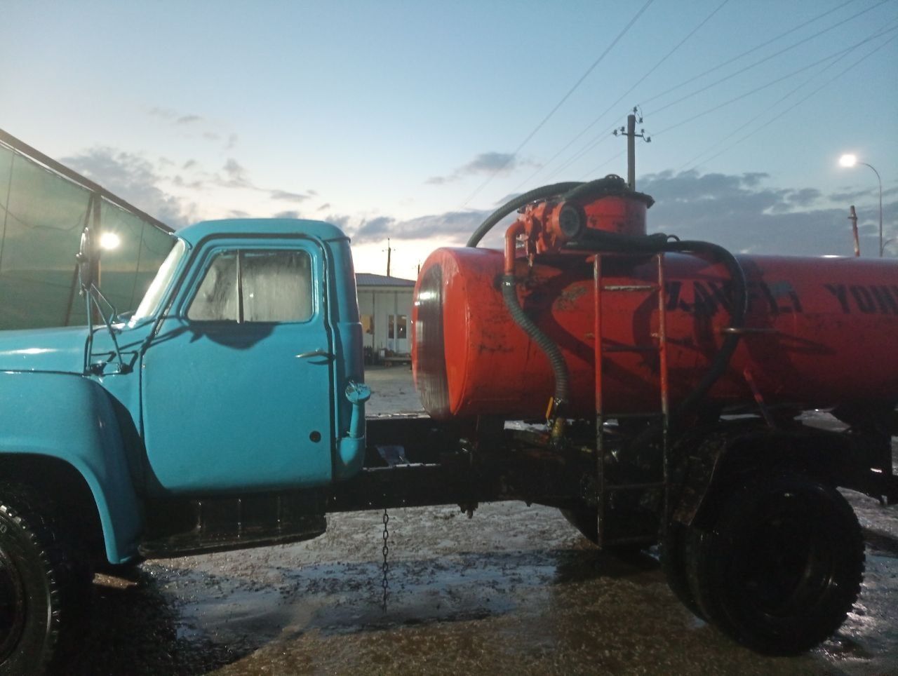 Gaz 53 benzavoz  srochno sotiladi