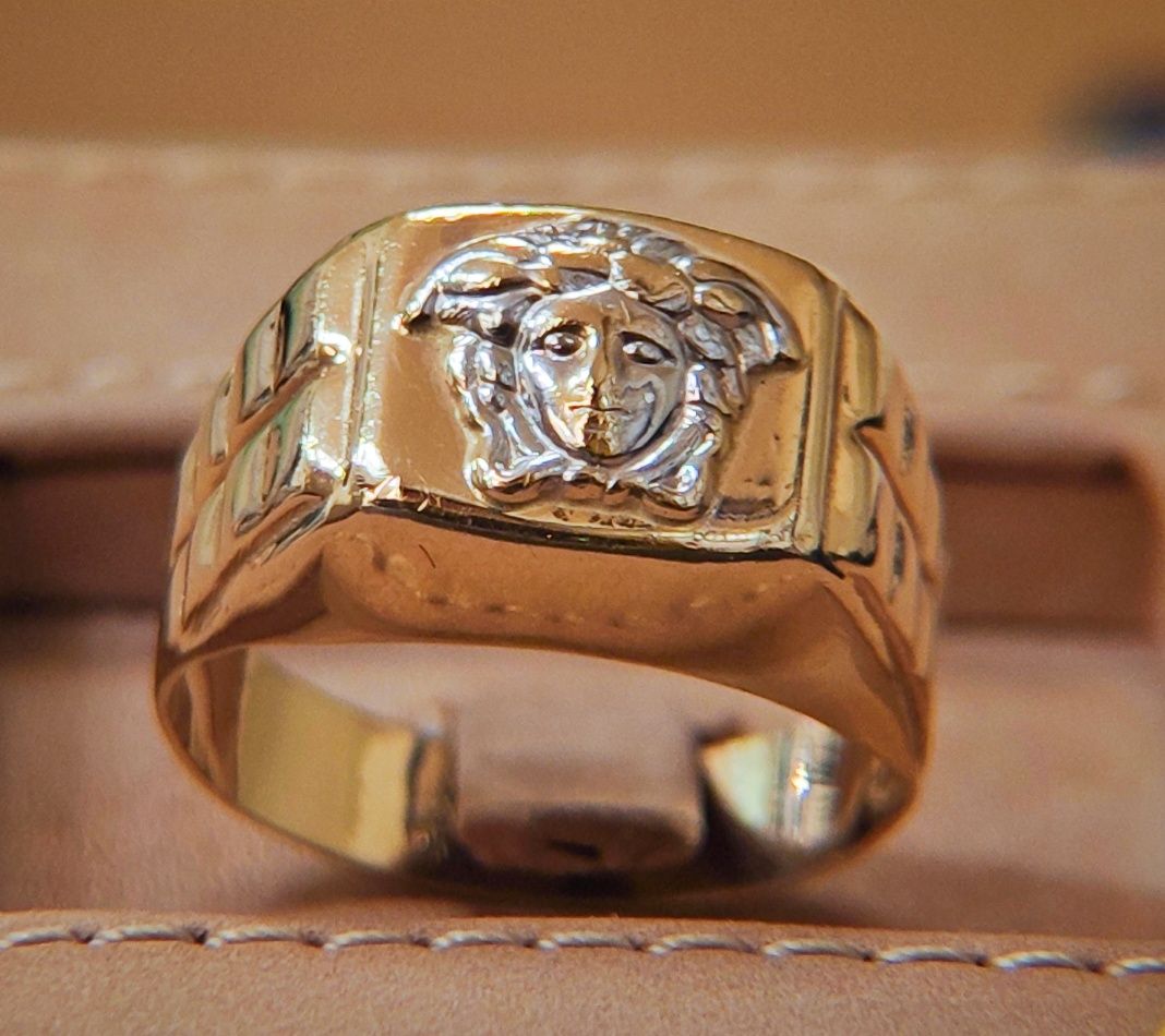 Продавам златен пръстен Versace