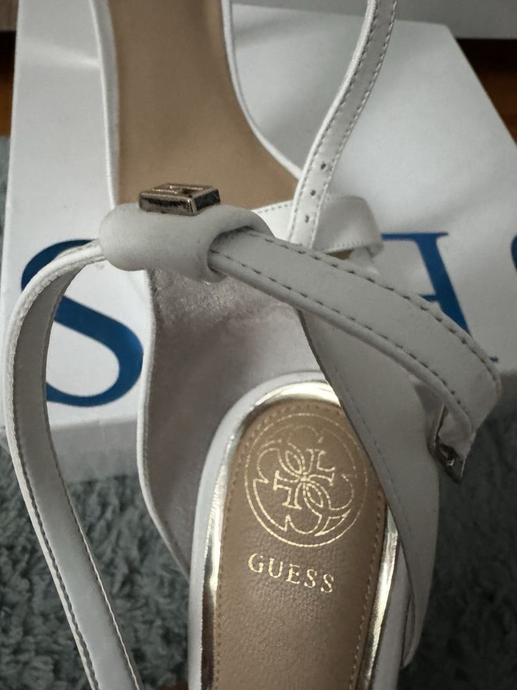 Бели сандали Guess