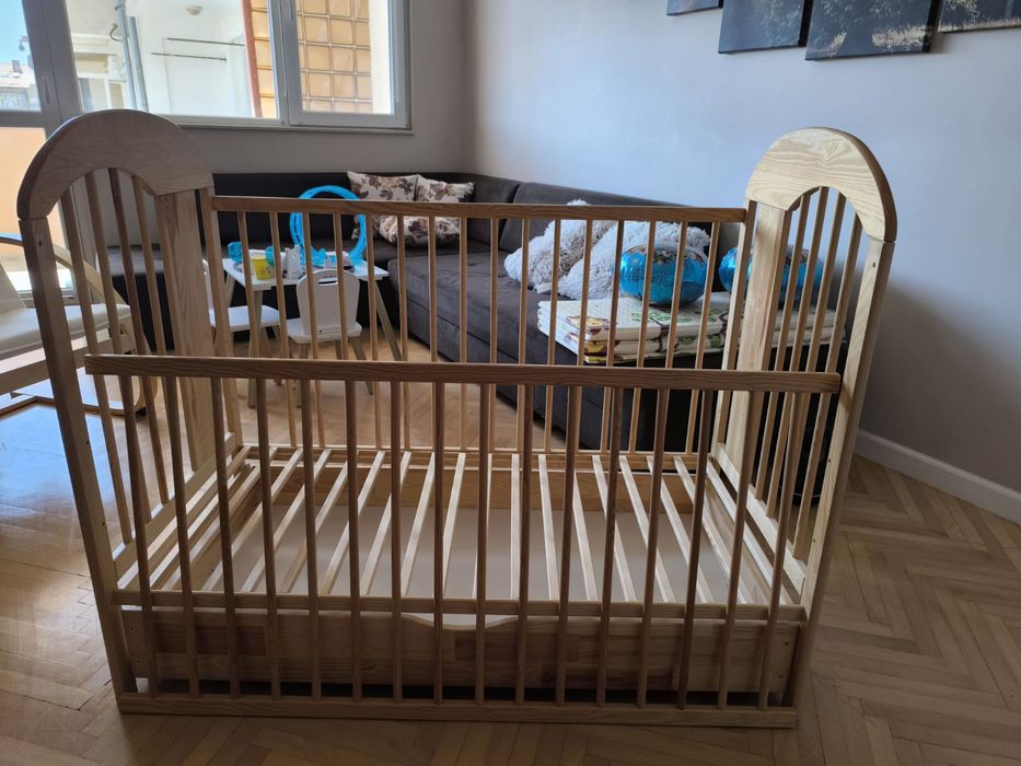 Бебешко креватче от масивно дърво с матрак