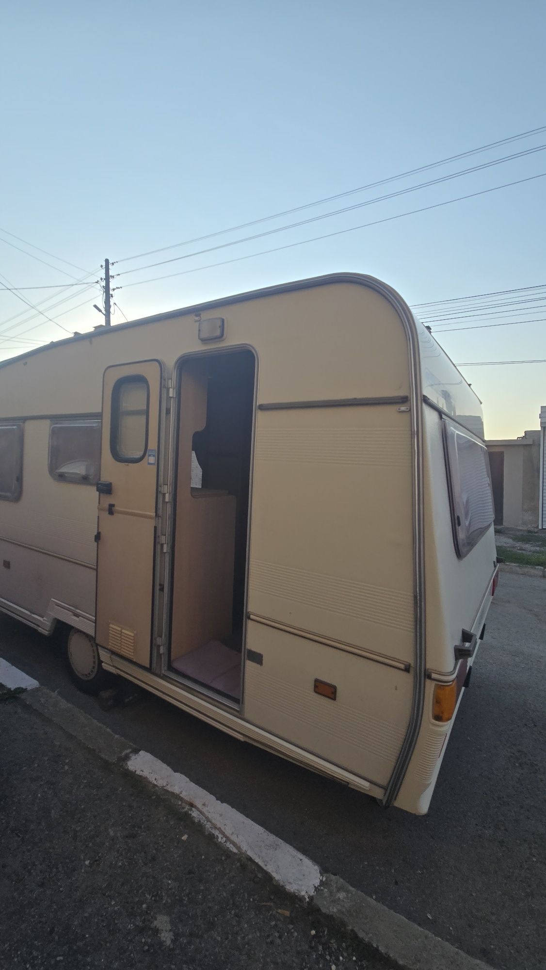Едноосова Каравана swift 2000 година
