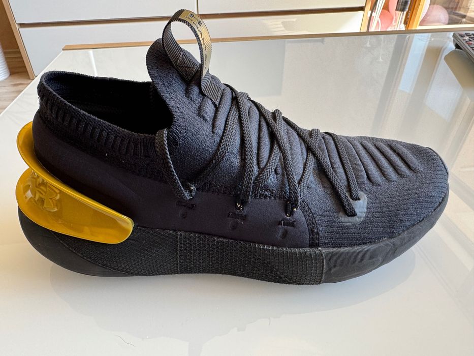 Маратонки Under Armour HOVR PHANTOM 3 Metalic Black/Gold