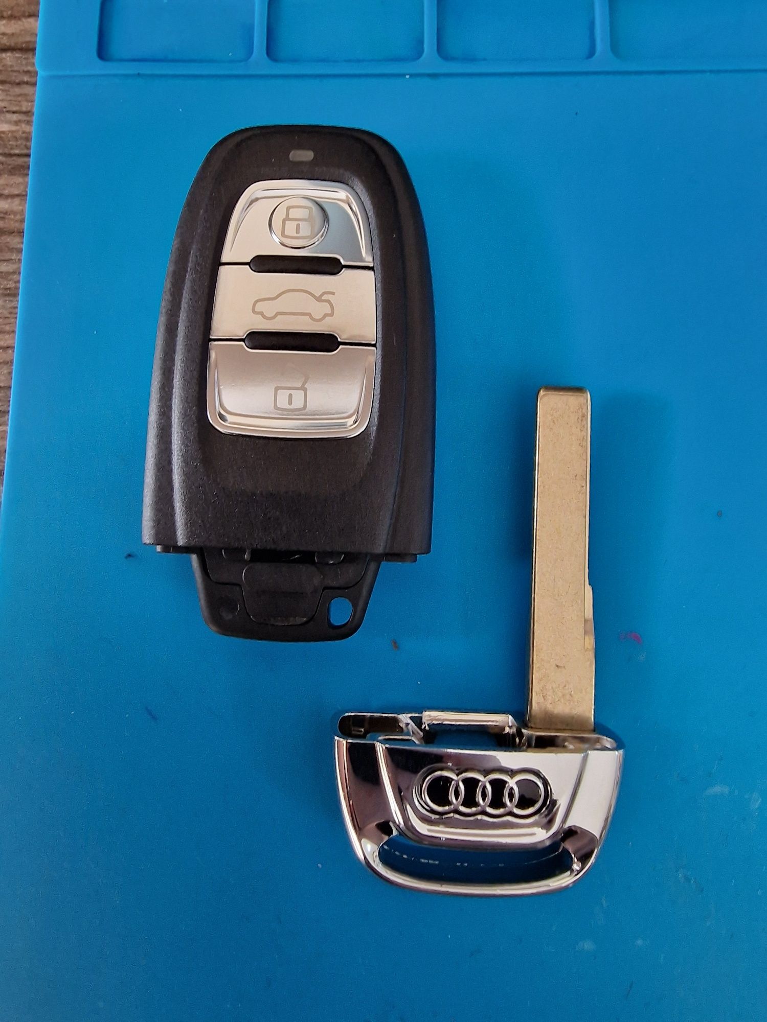 Нов ключ audi a4 b8,a5,Q5 868mhz Европейски.