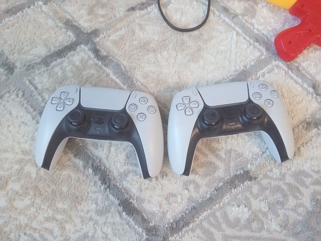 Продам PS5 есть диск джойстики состояние новый есть игры и подписка