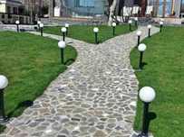 Piatra Naturală de Munte cu Nuanțe Variate și Calitate Superioară