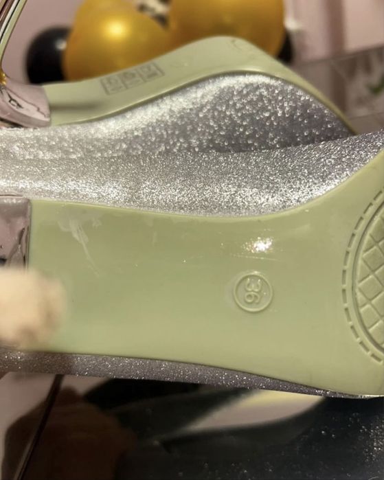 Сребристи обувки на ток размер 36