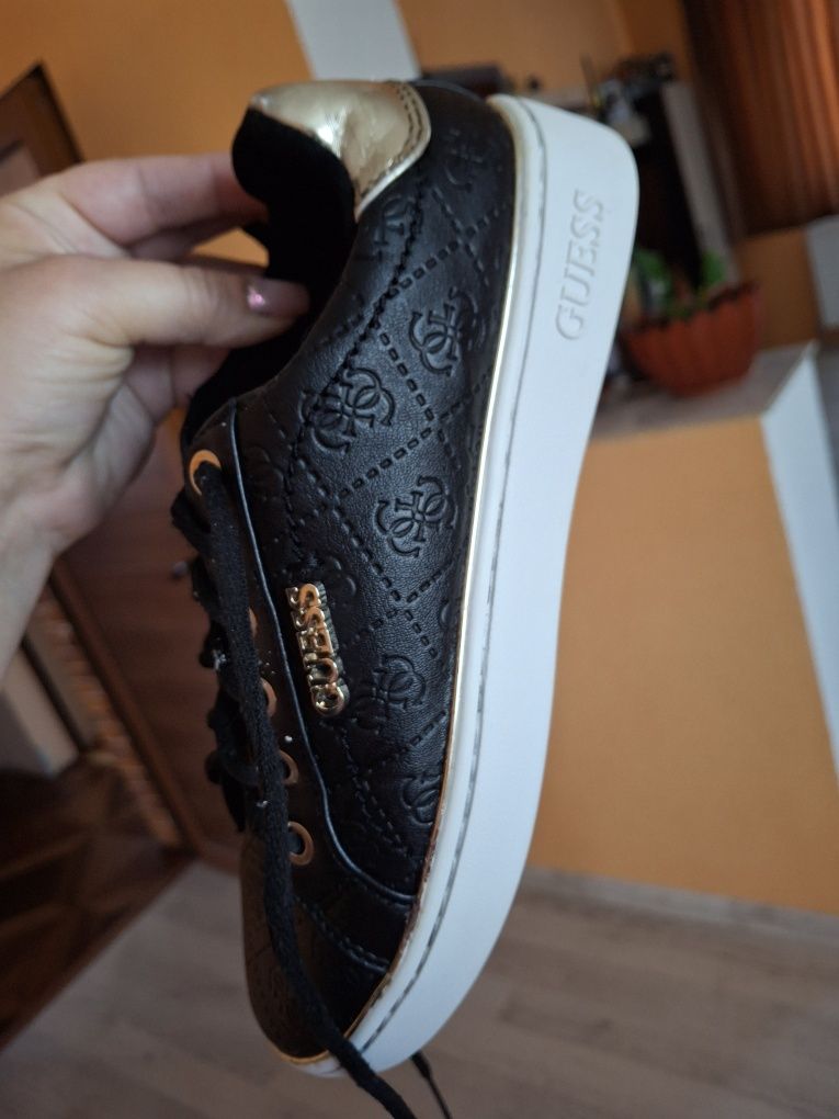 Дамски  оригинални  кецове Guess