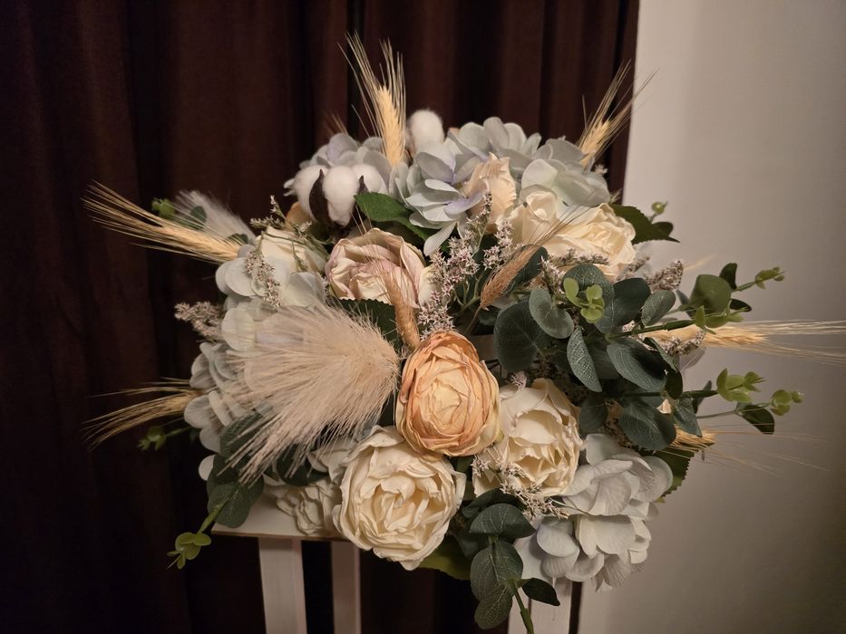 Aranjamente florale pe suport de lemn