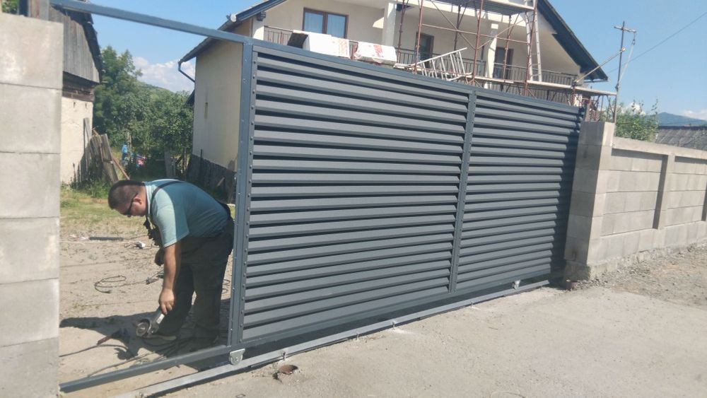 Vand garduri și porți la comanda clientului