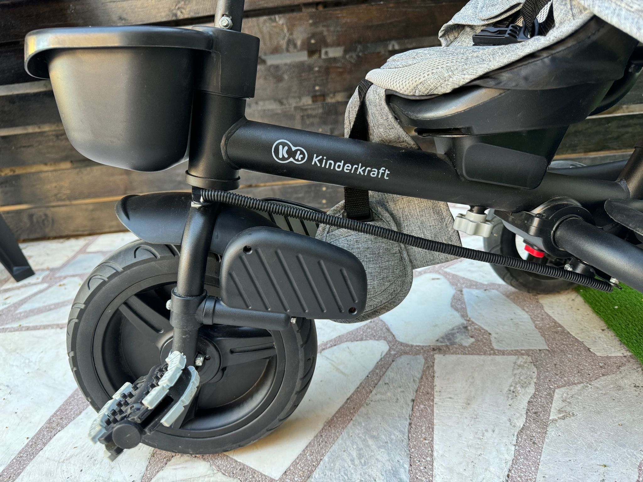 Триколката на  Kinderkraft  – AVEO