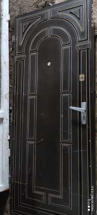 Продам железную дверь б/у, левая, два замка с ключами,цена 30000 тенге
