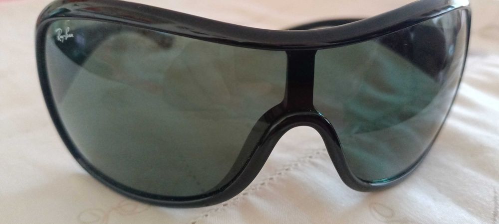 Ochelari de soare de damă.