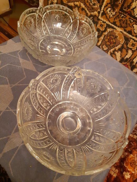 2 хрустальный вазы.