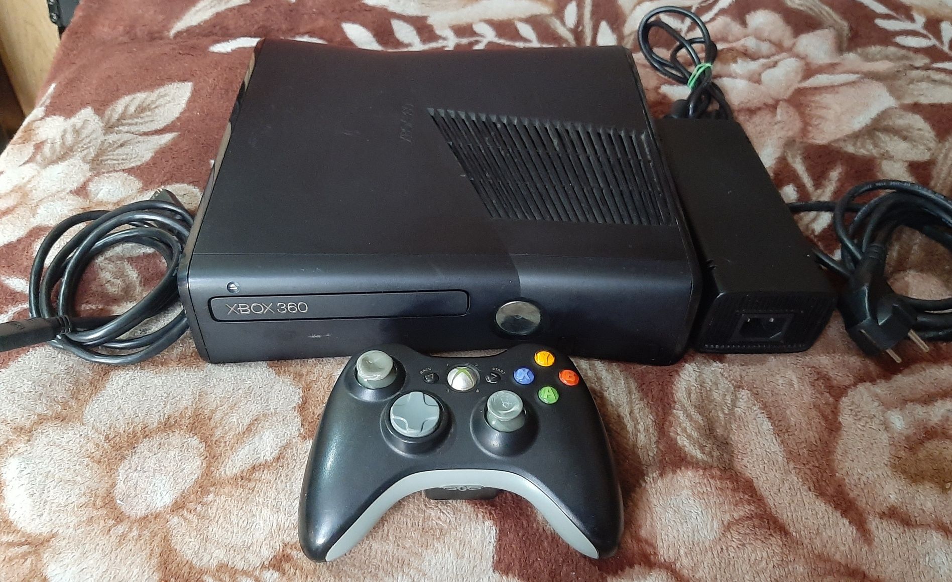 Vând consolă Xbox 360 complet în stare bună și în stare de funcționare