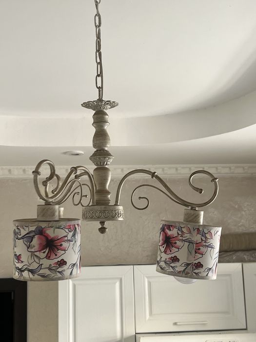 Срочно Продам люстру дешево