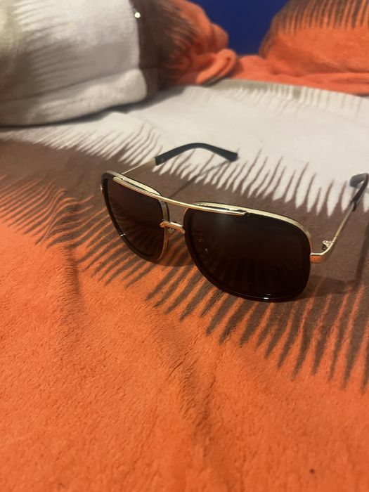 Vând ochelari de soare