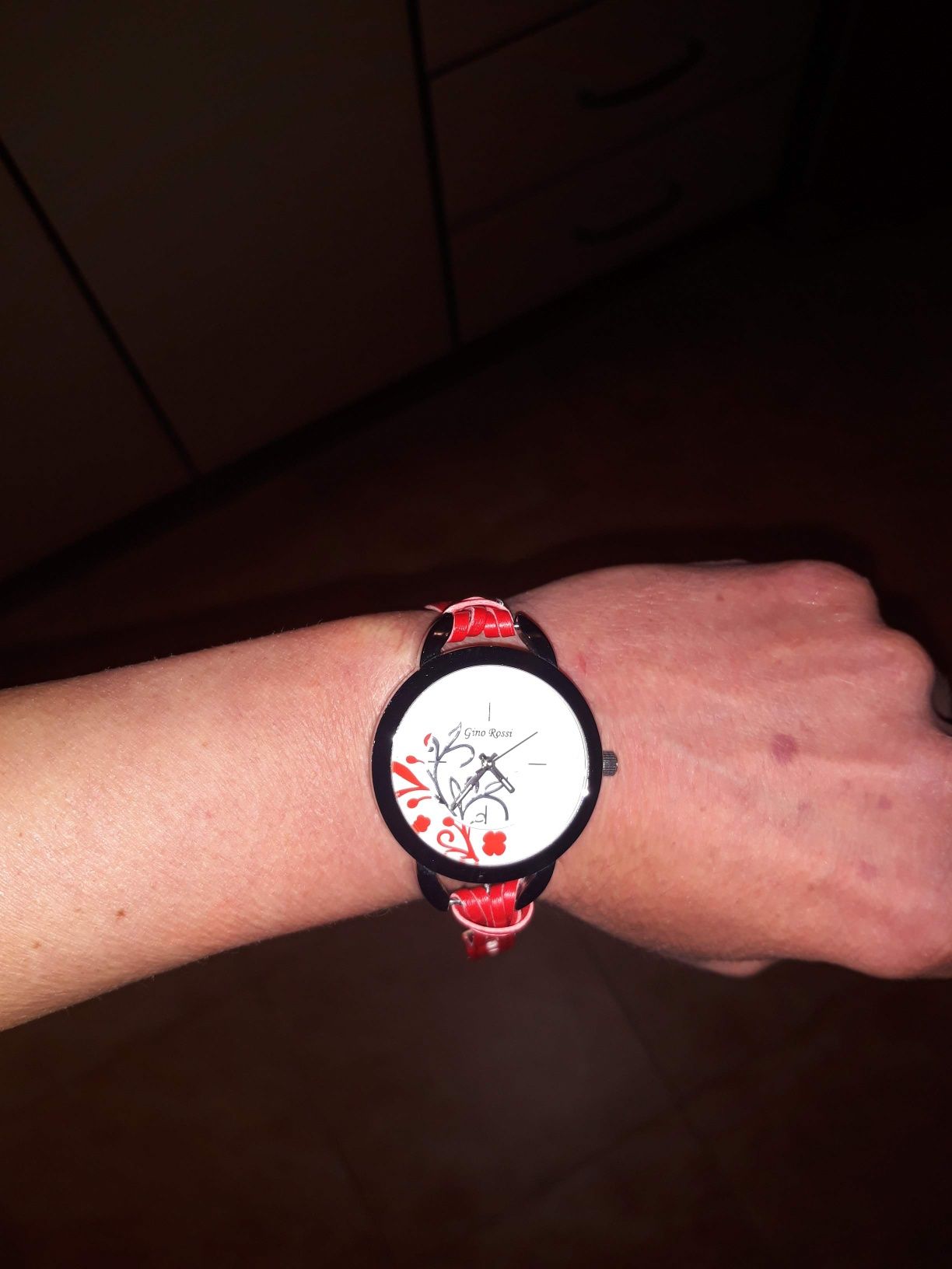 Нов дамски червен часовник Gino Rossi