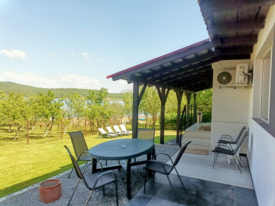Lacul Surduc, casă/ cabana pe mal de închiriat/jacuzzi revelion ocupat