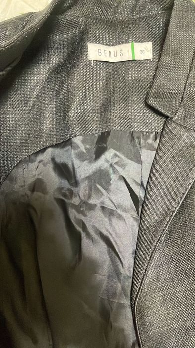 Чёрный женский костюм из блестящей ткани, безрукавки и брюк.