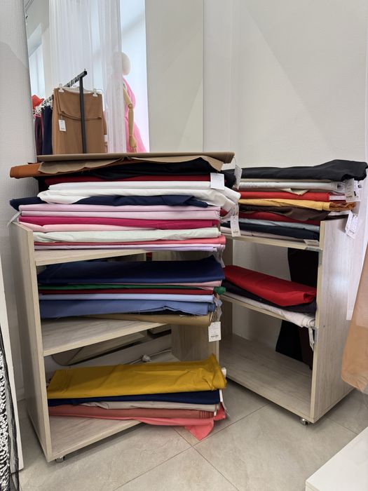 Низкие, прочные, открытые шкафы на колесах