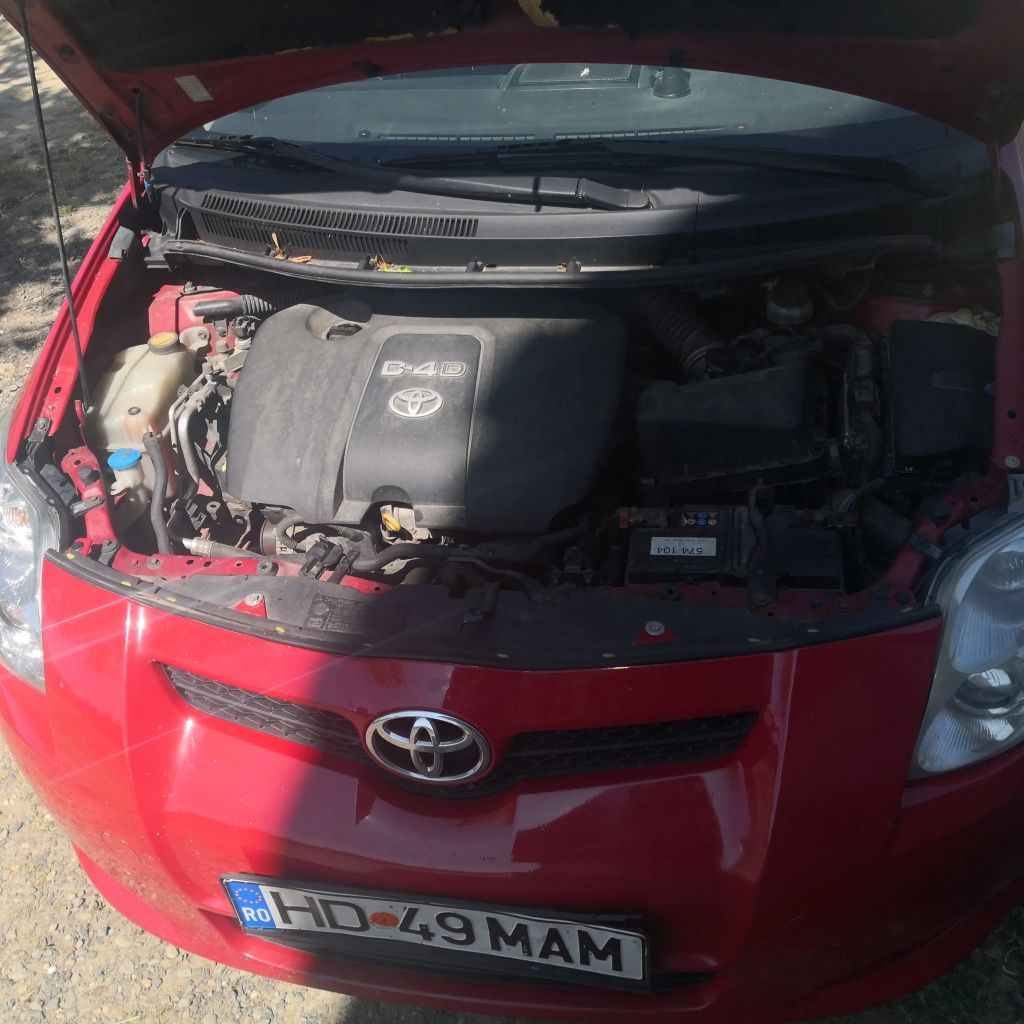 Vând toyota auris