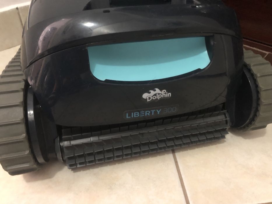 Robot aspirator piscina fara fir Dolphin Liberty 300 sau s300