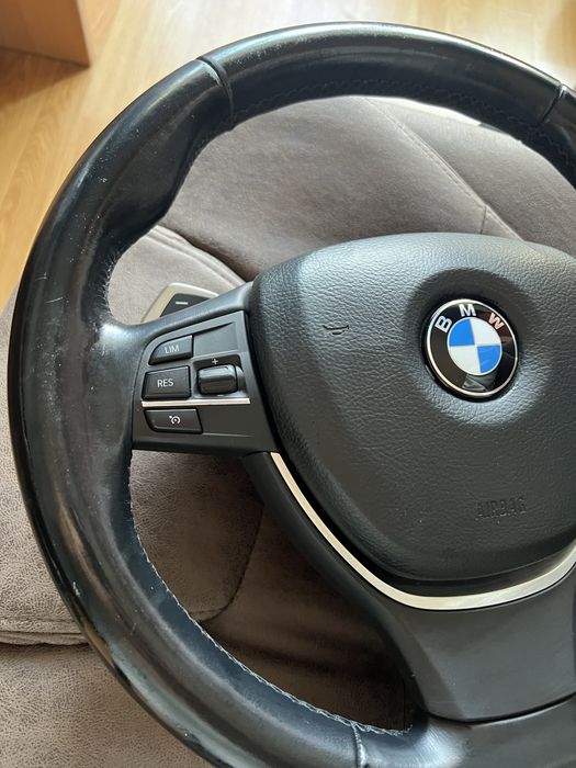 Продавам Оригинален Волан с пера за bmw f10-f11