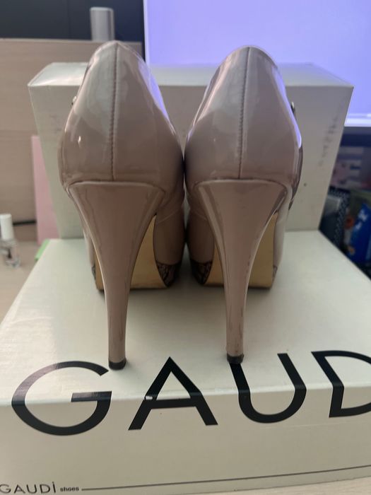 Обувки Gaudi на платформа