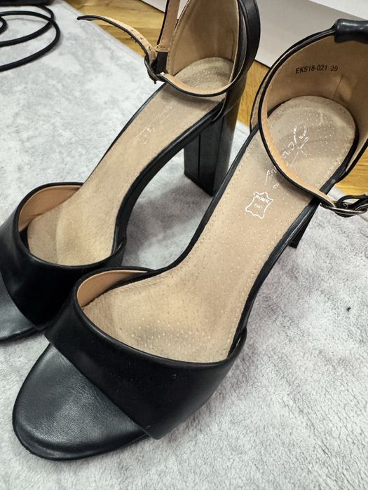 Черни токчета.