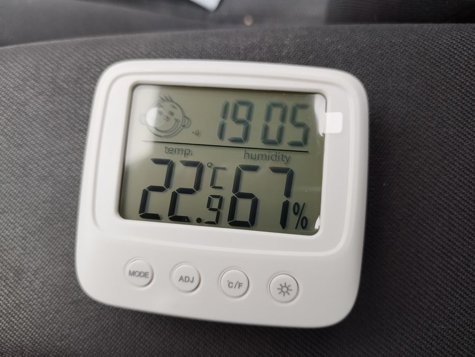 Часовник с термометър