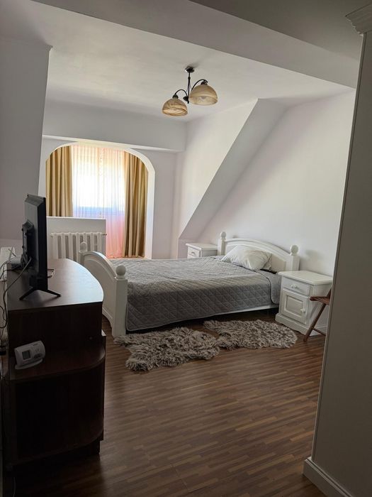 Inchiriez garsoniera cu vedere la bulevard.