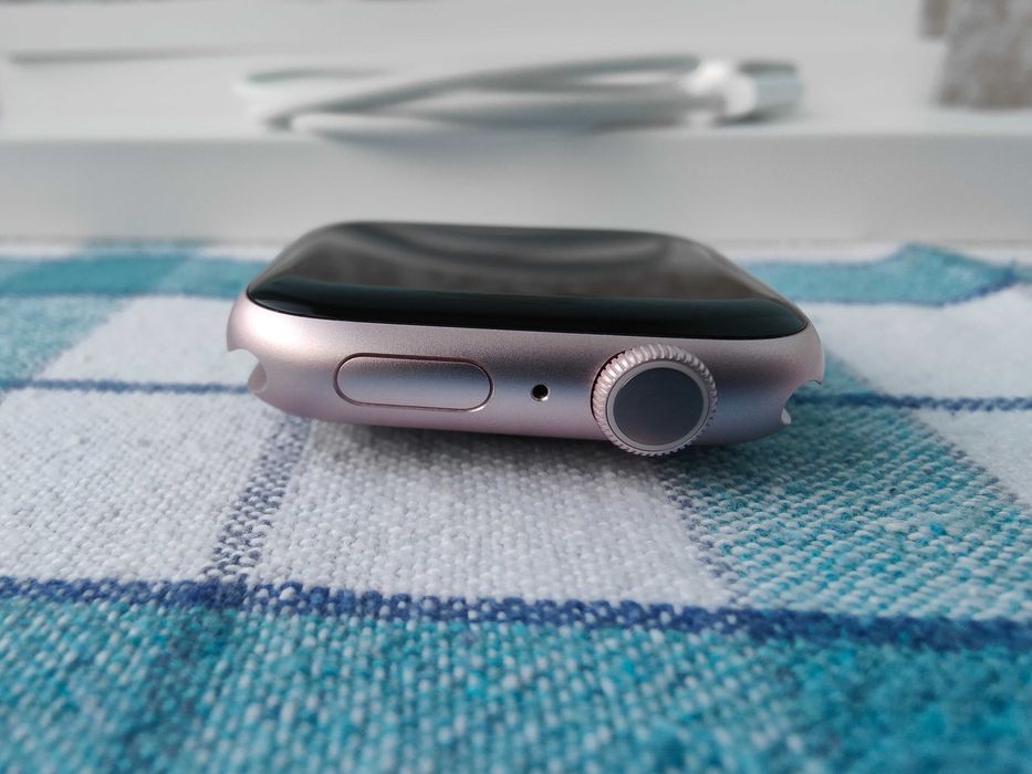 Изключително запазен Apple Watch Series 9 45мм Pink GPS с 95% батерия