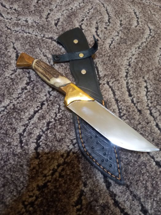 Ловен нож с дръжка от еленов рог