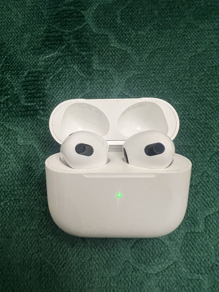 Продам Наушники Apple AirPods 3 with Lightning Charging Case белый