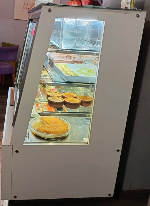 Хладилна Витрина за торти, сладки и други.