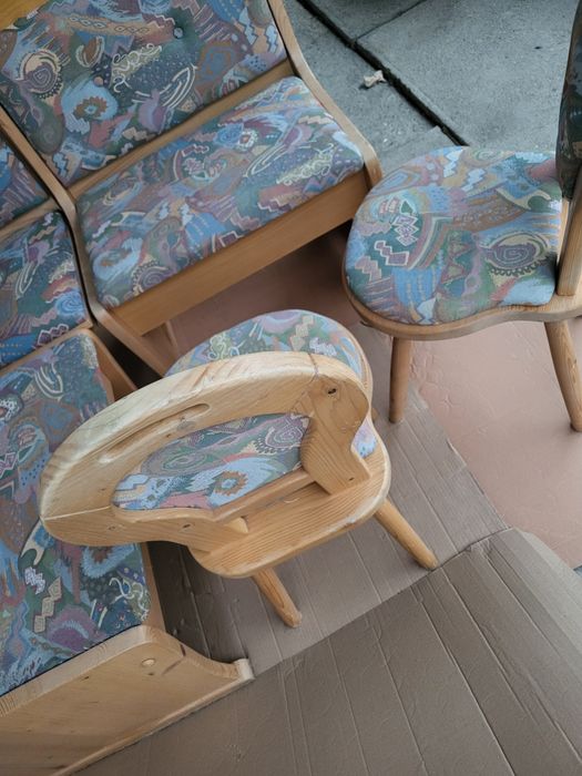 Coltar si doua scaune