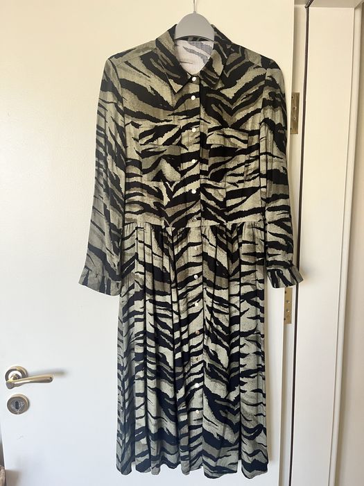 Разкроена рокля в маслено зелен цвят