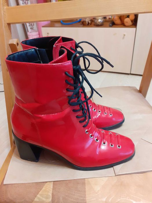 Продавам червени ботуши с ток