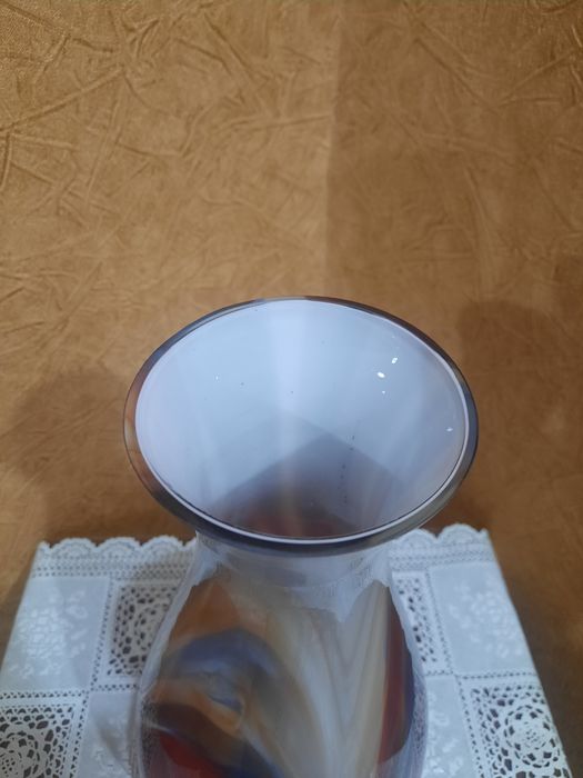 Красивая винтажная ваза,  лаконичной формы с разноцветными разводами.