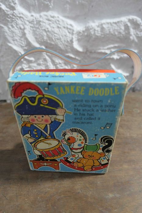 Vintage 1970s Fisher Pocket Radio Music Yankee Doodle Toy Muzicuta
